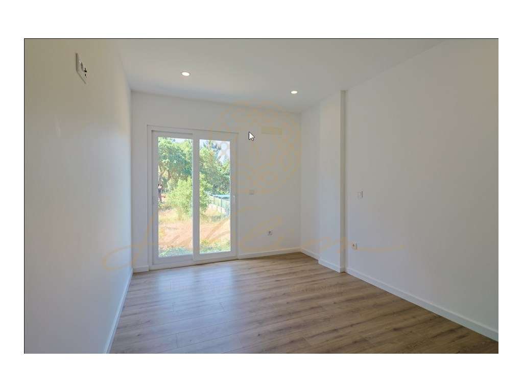 Moradia Nova com 4 Assoalhadas, Garagem Box e Piscina!-26