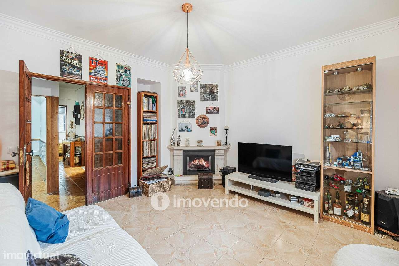 Apartamento T2 com arrecadação, em Agualva-5