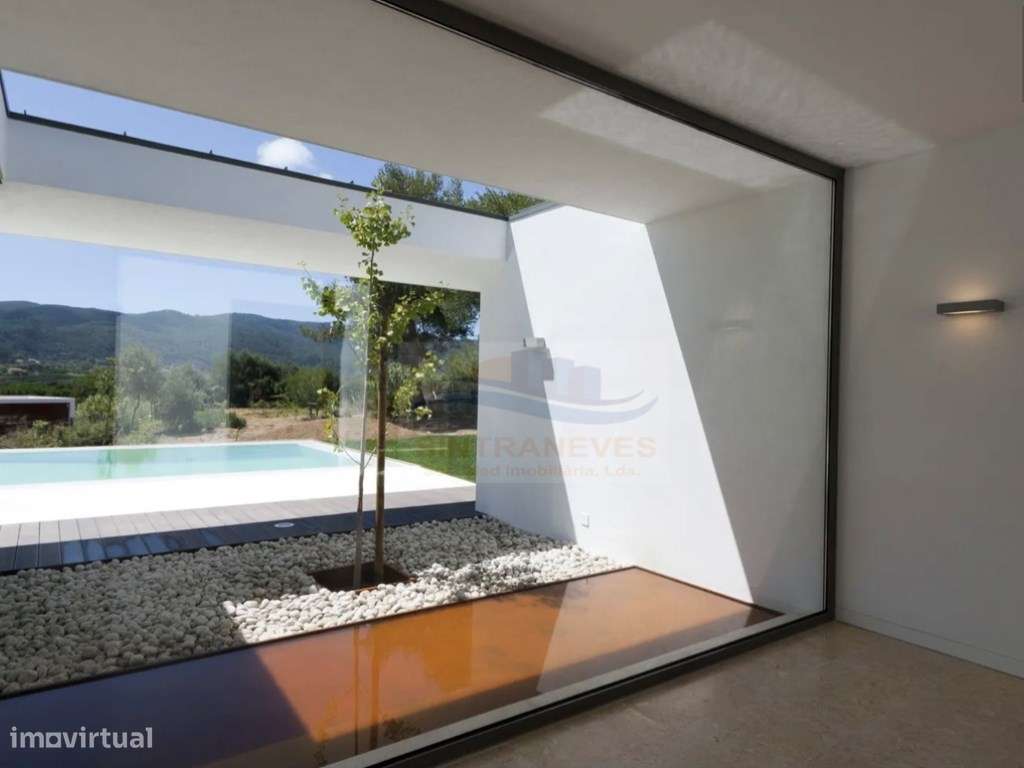 Moradia térrea Contemporânea com 600m2 de área bruta implantada em ...-8