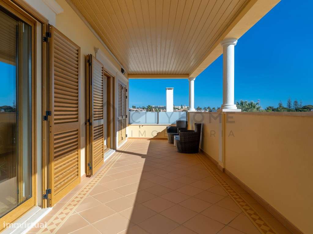 Moradia T5 contemporânea com Piscina e vista Mar na Galé em Albufeira-25