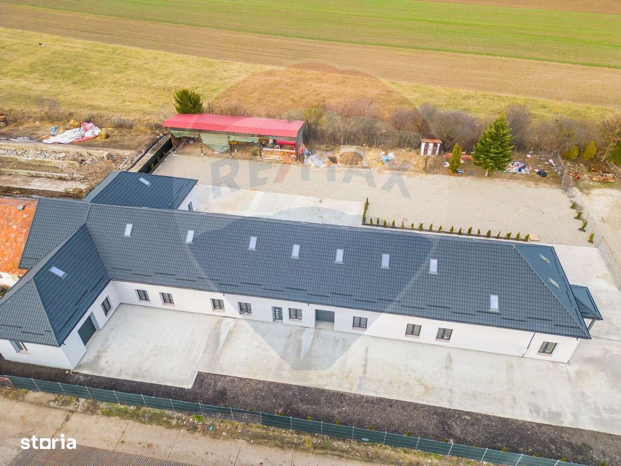 COMISION 0 | Hala moderna si incalzita | curte betonata | 2 niveluri | - Imagine principală: 3/9