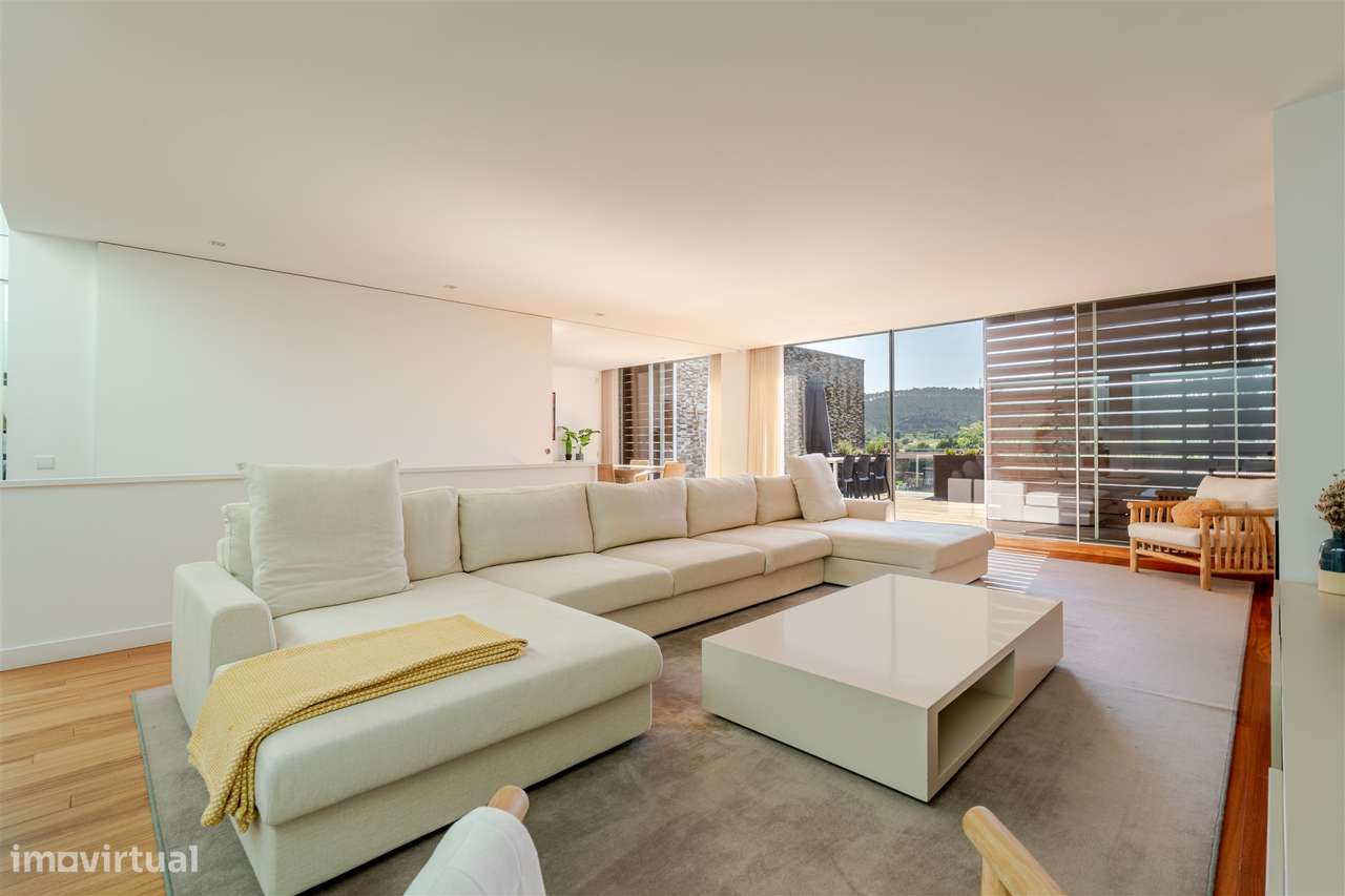 Moradia T4 com piscina, jardim e vista tranquila-13