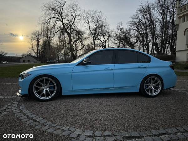 BMW Seria 3 328i Touring Sport Line - 32