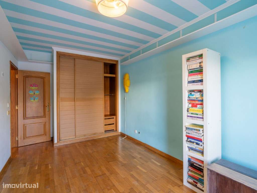 VENDE-SE T3 COM TERRAÇO E GARAGEM EM CARCAVELOS-17