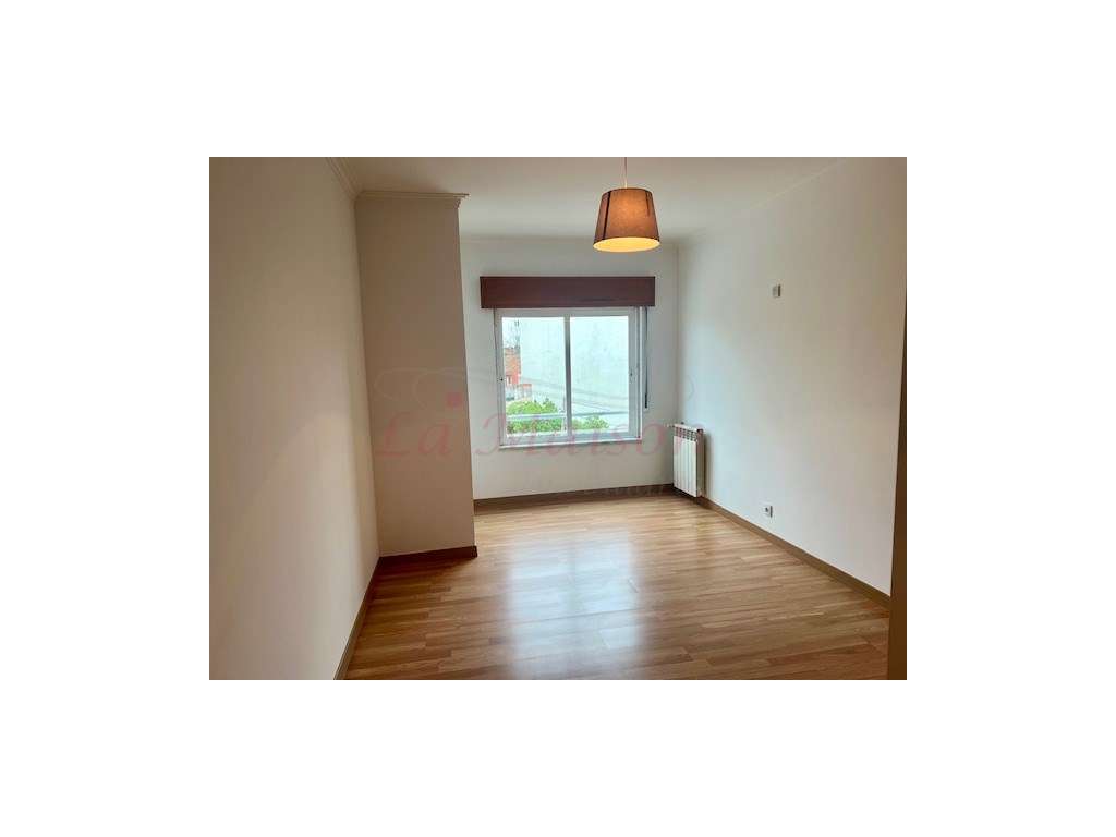 Apartamento T3+1 em Casal de Cambra-17