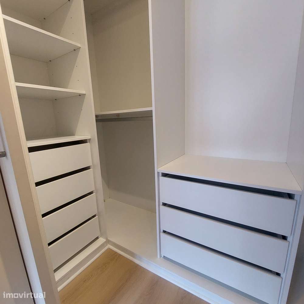 Apartamento T4 com 3 casas de banho e garagem-28