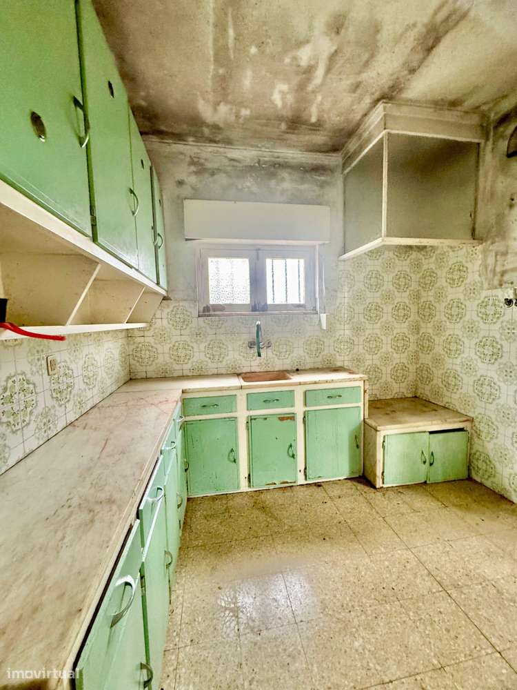 Camarate - Prédio de 2 andares de utilização independente-11