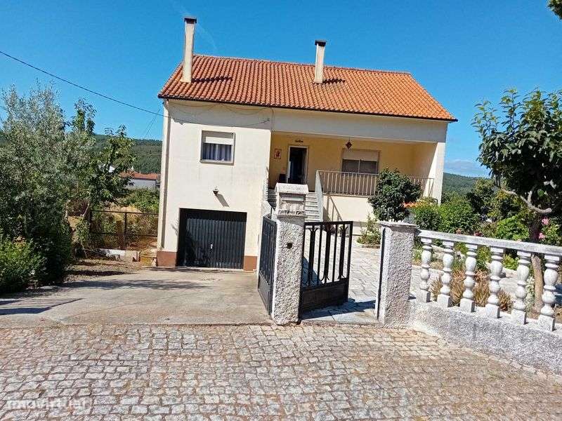 Vendo moradia bifamiliar com terreno no Estreito