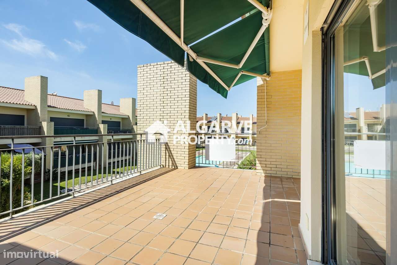 Moradia moderna V6 em condomínio com piscina. Perto de Vilamoura e pra-32
