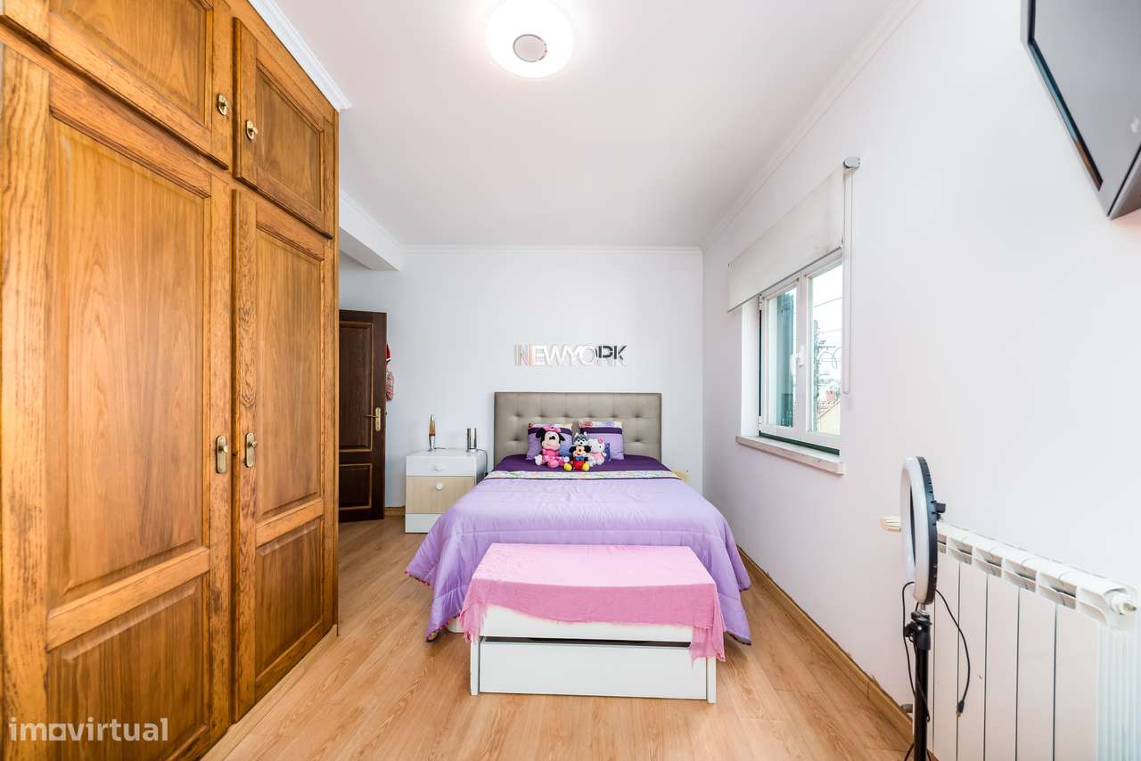Moradia T4 | áreas generosas | espaço exterior | sótão-20