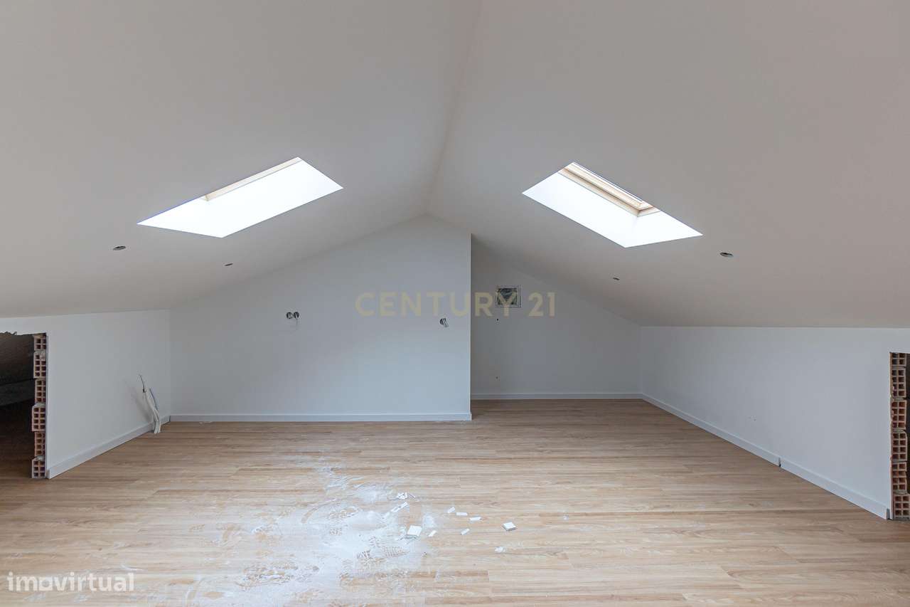 Excelente Oportunidade – T2+2 Duplex em Águas Santas-29