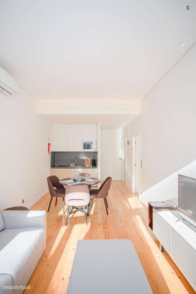 Apartamento com 1 quartos - localizado em Sé Porto - Grande imagem: 2/10