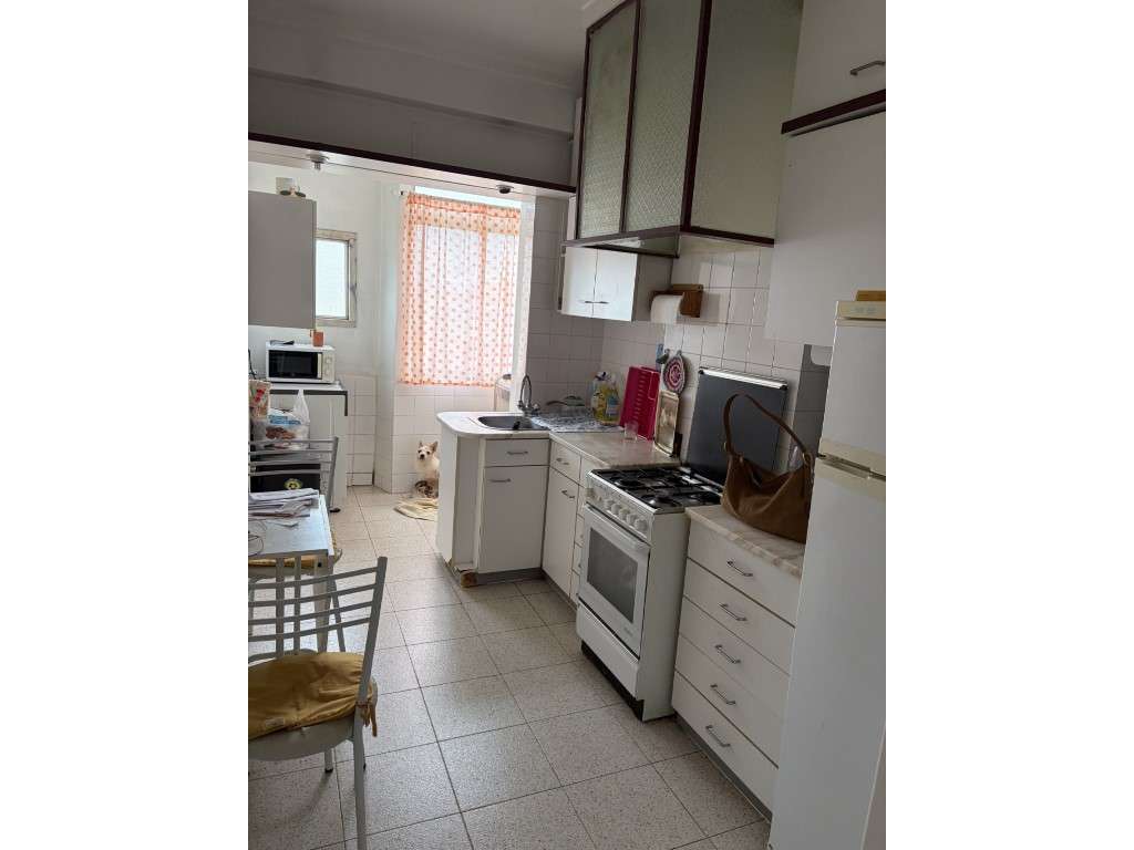 Espetacular apartamento T2 com varanda junto ao Hospital dos Lusiadas.-14