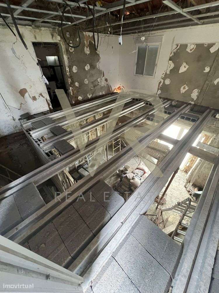 Moradia para Remodelação com Terreno Generoso em Ourém-25