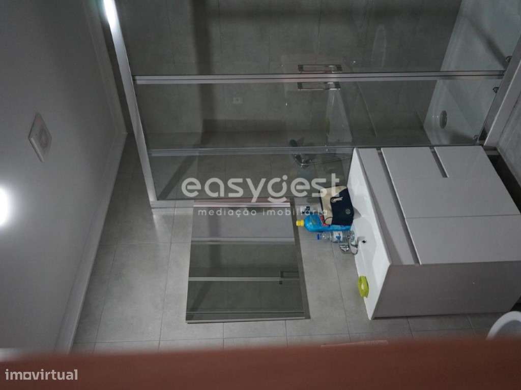 Moradia recentemente recuperada com três pisos e ampla garagem - Grande imagem: 4/30