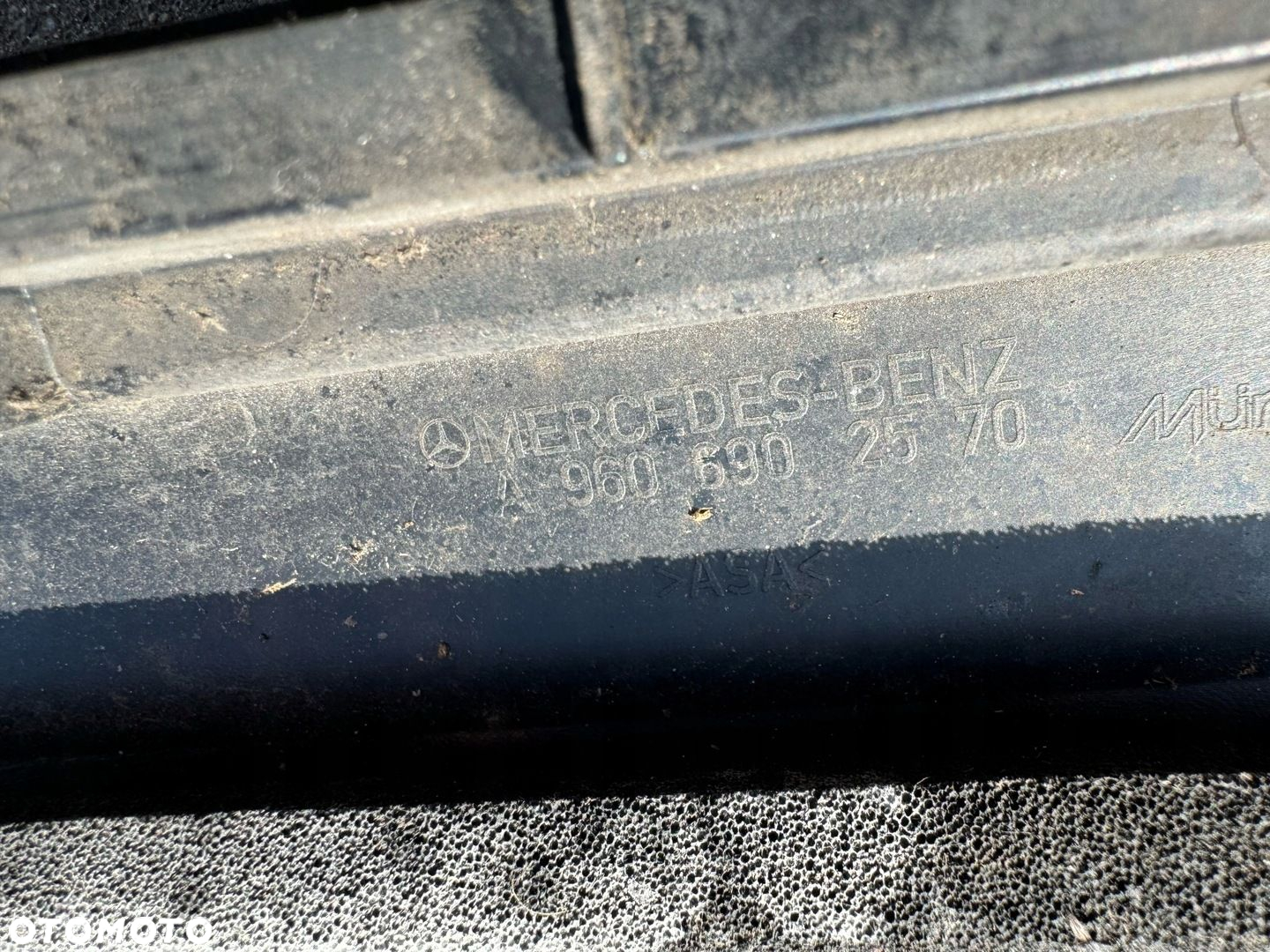 Listwa osłona słupka prawa Mercedes Actros MP 4 A9606902570 - 3