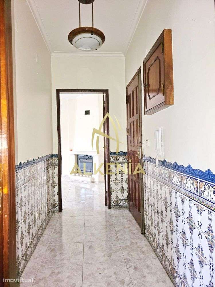 Excelente T2 com Arrecadação e Elevadores, no Casal do Cotão-13