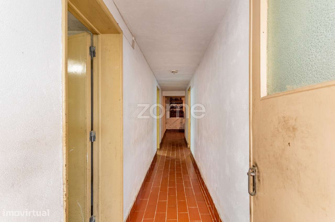 Moradia T4 em verdadeiro oásis urbano-43