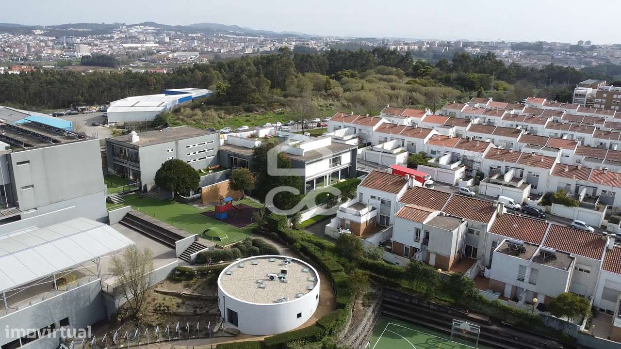 Apartamento T4 totalmente renovado com 160 m² no centro de Nogueira, M-13