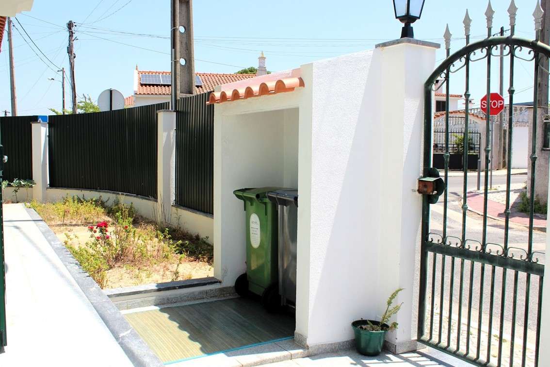 Moradia de Gaveto / 5 Assoalhadas / Charneca da Caparica-10