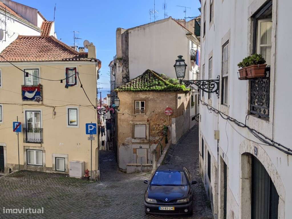 Apartamento T1 para renovação no coração de Alfama em Lisboa-8