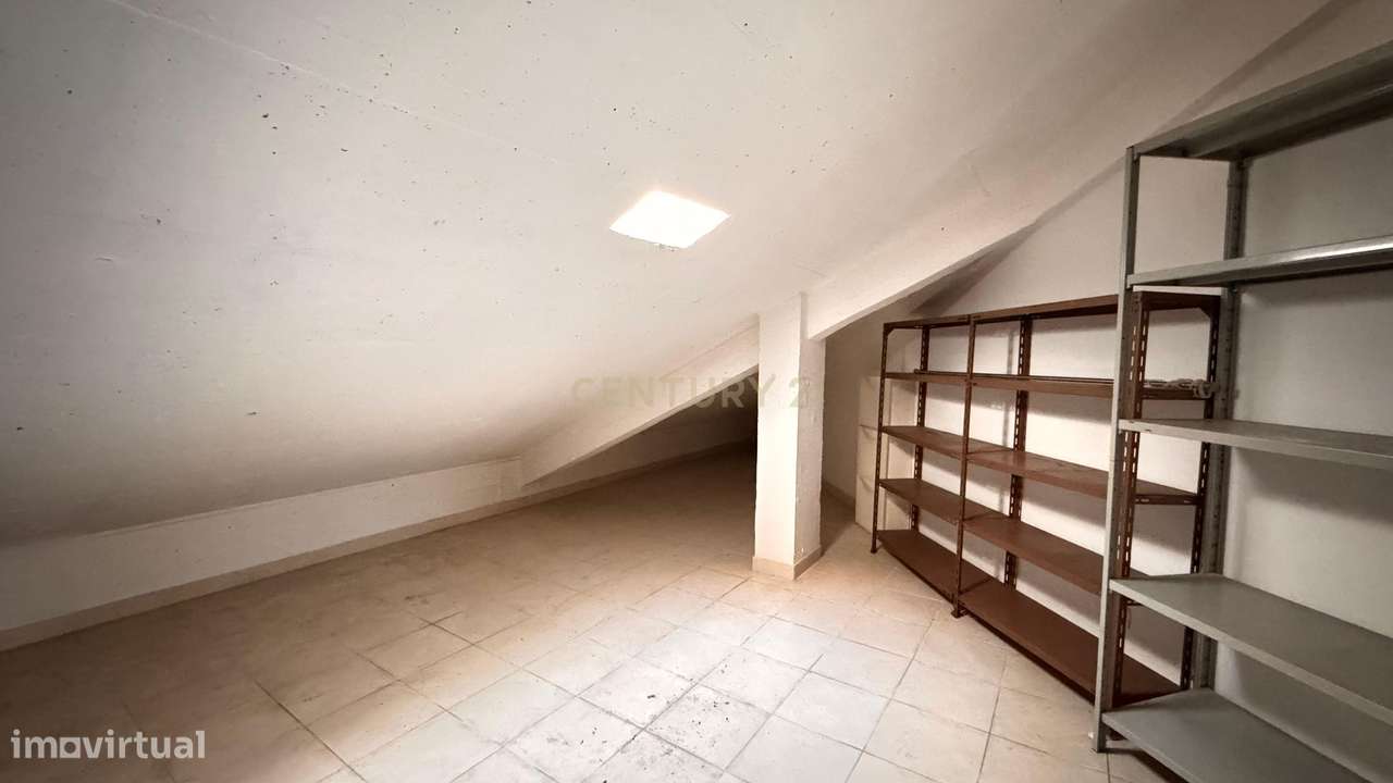 Excelente T4 no Montijo com Garagem e Arrecadação.-38