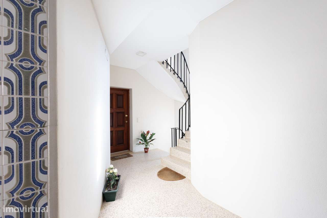 T2 com varanda, garagem e localização central-18