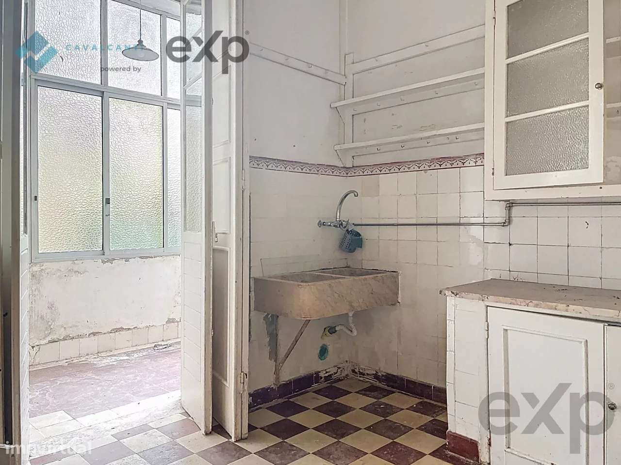 T3 com charme e logradouro Para Remodelar – Lisboa-32