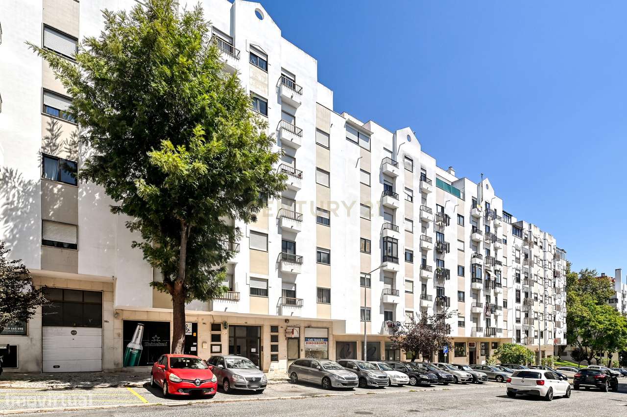 Apartamento T3 semi-remodelado, luminoso e pronto a habitar, na Rincho-25