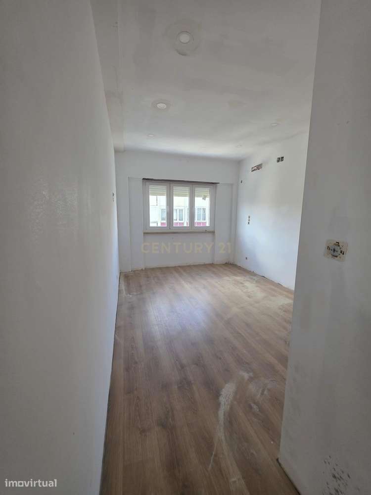 T3  a estrear na Av. do Uruguai – Benfica C/ suite e varandas-7