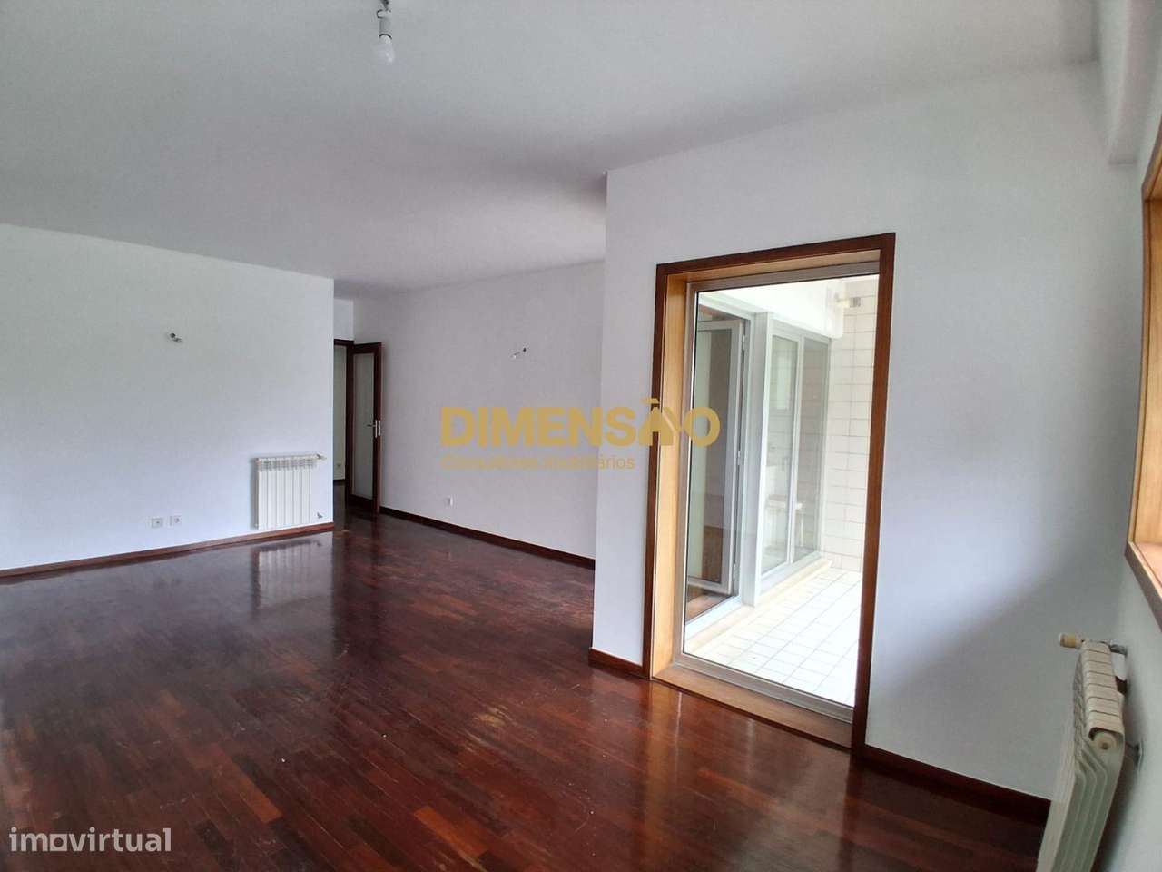 T1 com duas frentes e garagem Ref DCI153B-4