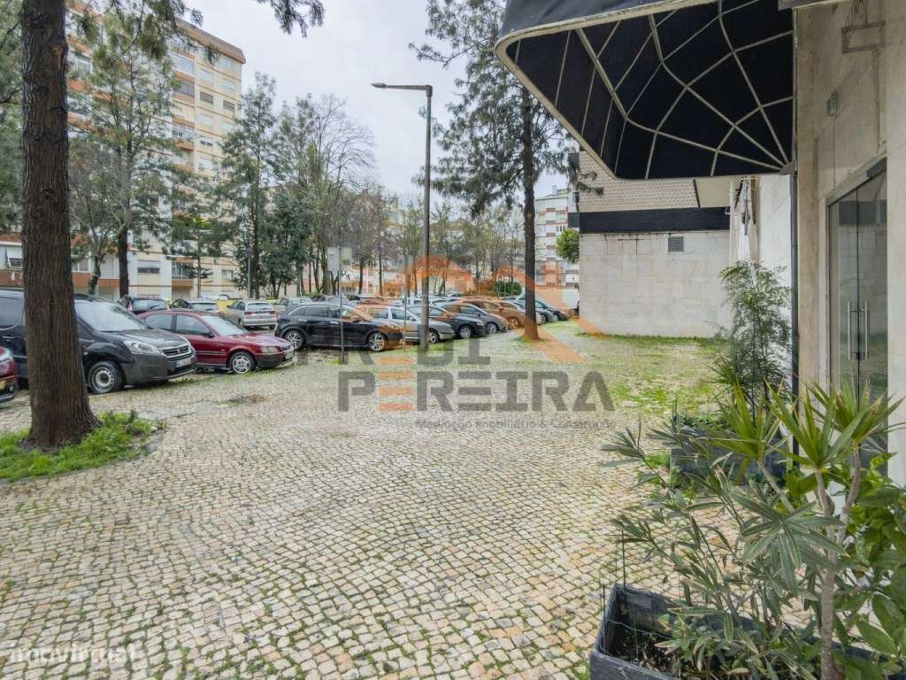 Situado em Odivelas, armazém com cerca de 180 m2.-16