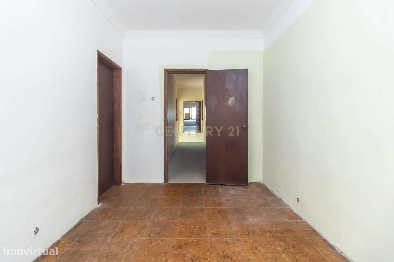Apartamento com Potencial de Valorização em Almada-20