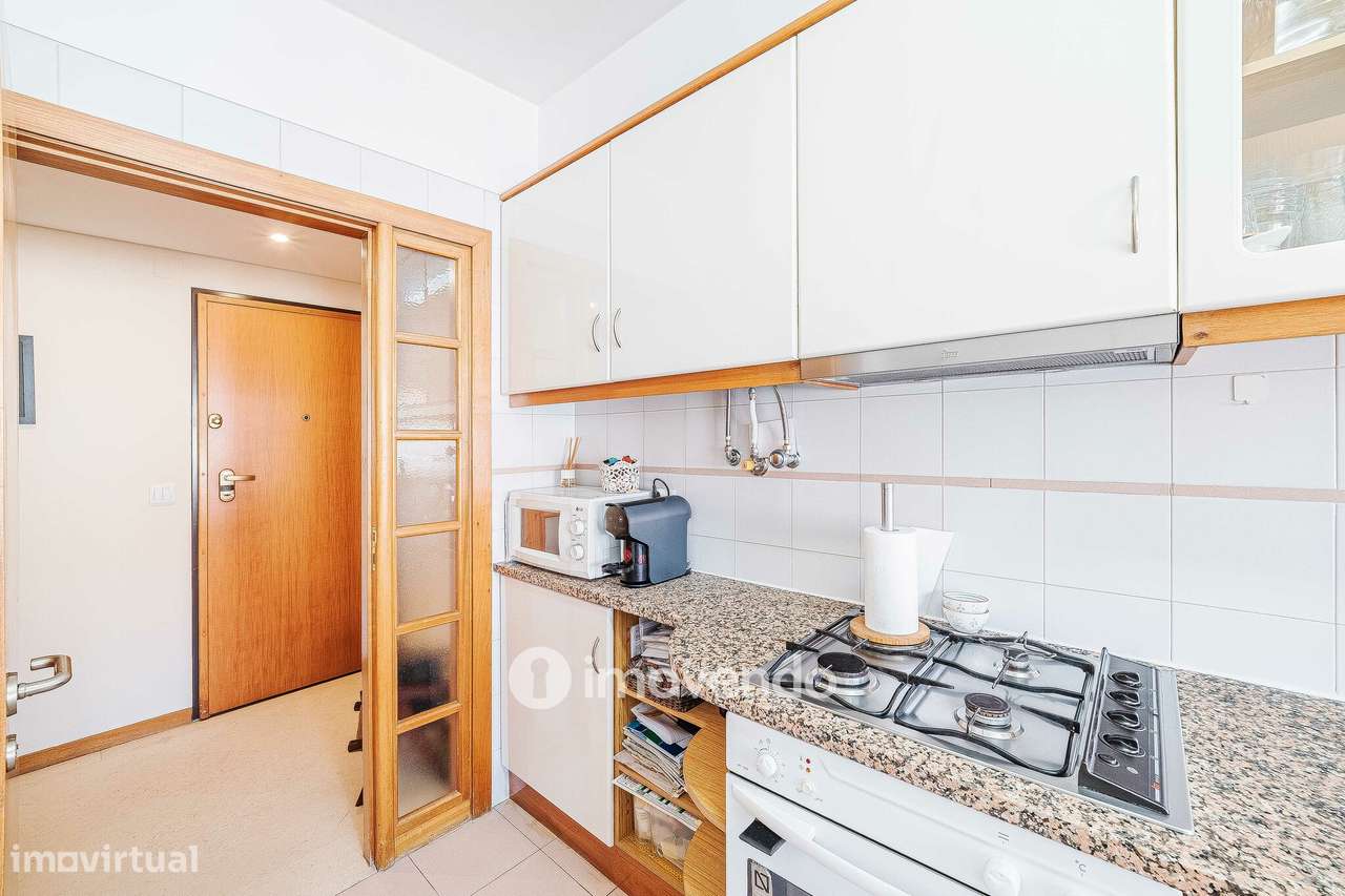 Apartamento T3, com garagem e arrecadação, na Ramada-12