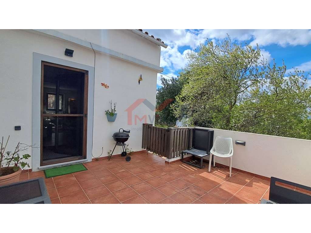 Moradia V2 Renovada com 2 anexos - Salir-23