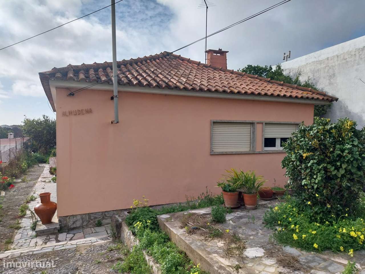 Moradia térrea para venda na Amoreira com muito potencial.-15