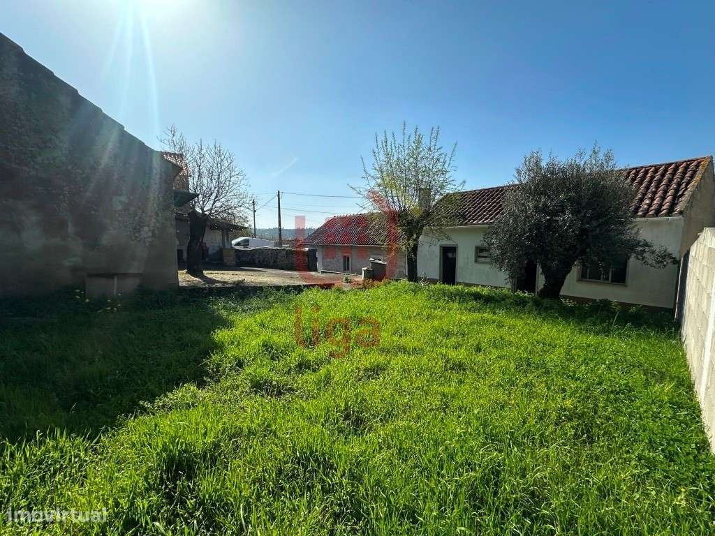 Moradia T2 com Terreno e Anexos - Ourém!-25