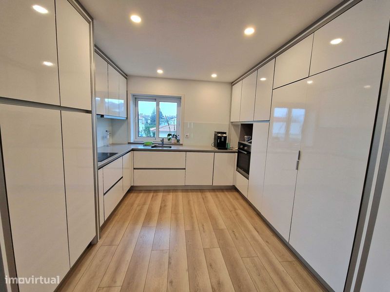 Apartamento T3 renovado em Vila Nova de Anha com logradouro - Grande imagem: 1/10