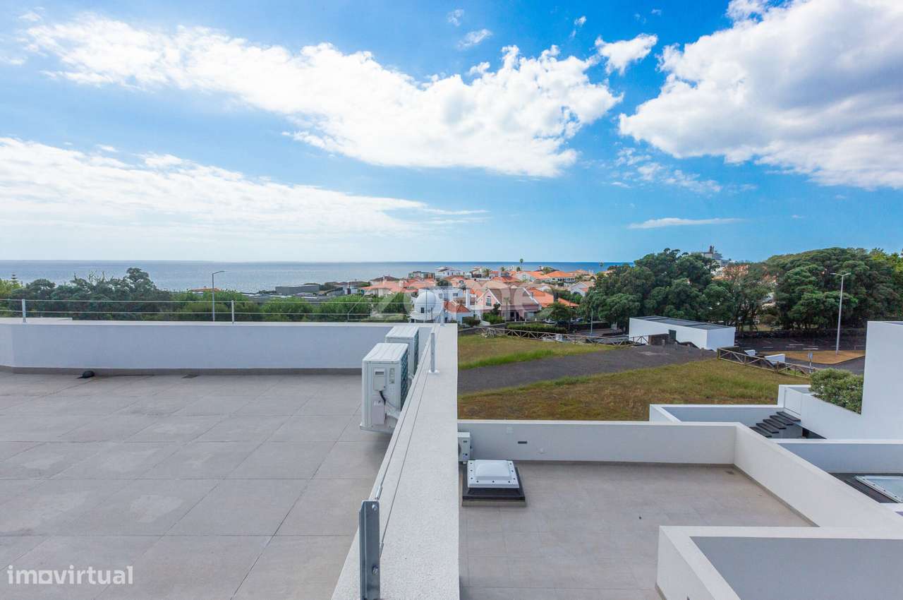 Moradia T3 Nova com Terraços Panorâmicos e Vista Mar na Atalhada-36