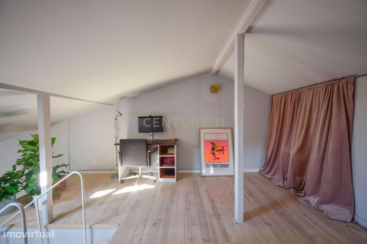 Apartamento com mezzanine e potencial de reconversão na Estrela-6