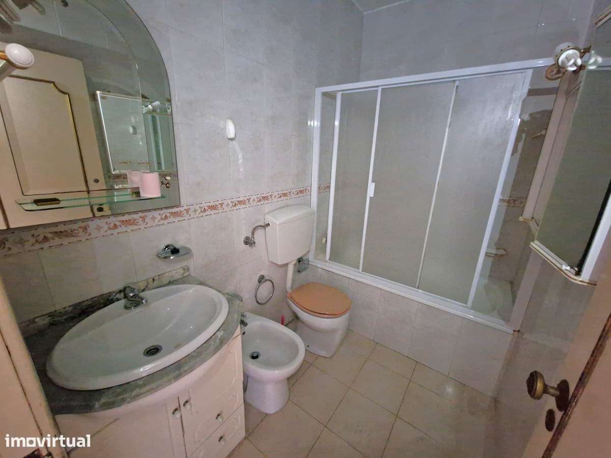 Apartamento T3 para remodelação total nos Olivais-11