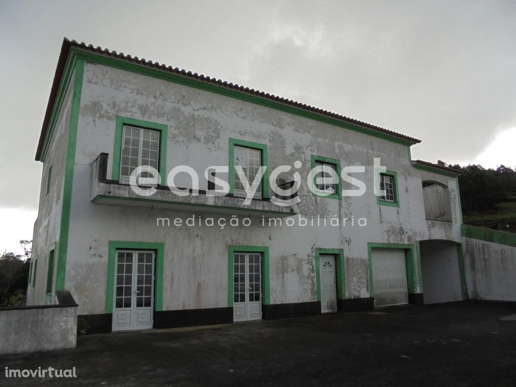 Moradia T5 em Angra do Heroísmo- Habitação e Restaurante