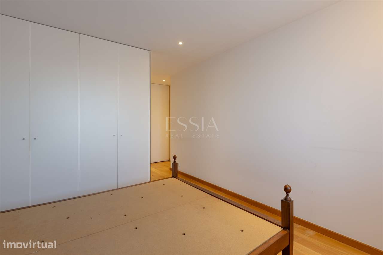 T3+1 com Varanda, 2 Lugares de garagem e Layout Personalizado, Ramalde-27