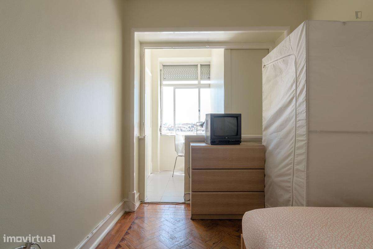 Quarto - localizado em Intendente Lisbon - Grande imagem: 5/9