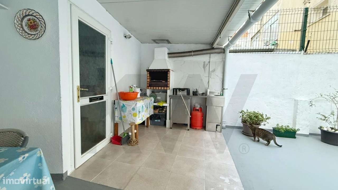 Apartamento T2 com Logradouro – Centro de Almada-6