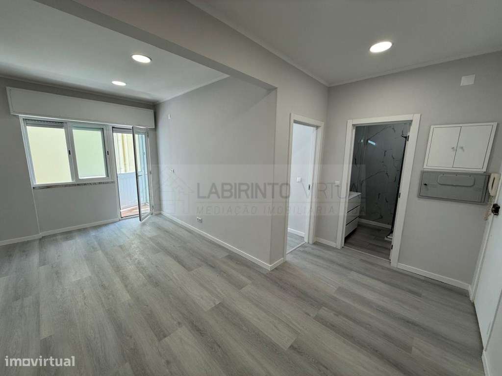 Vede-se T1 remodelado e com marquise, na Venteira - Amadora-3