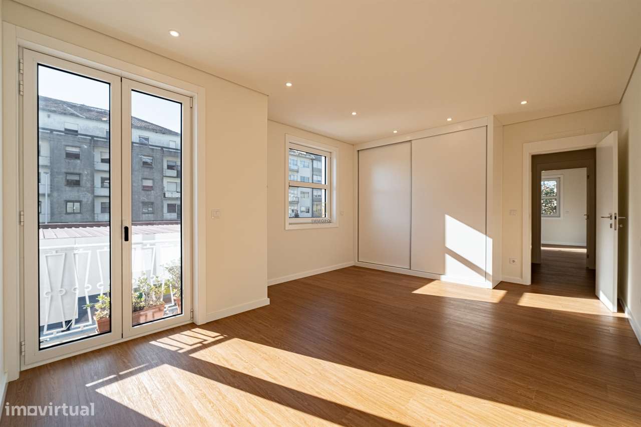 Apartamento T4 totalmente remodelado na Avenida da Boavista, Porto.-25