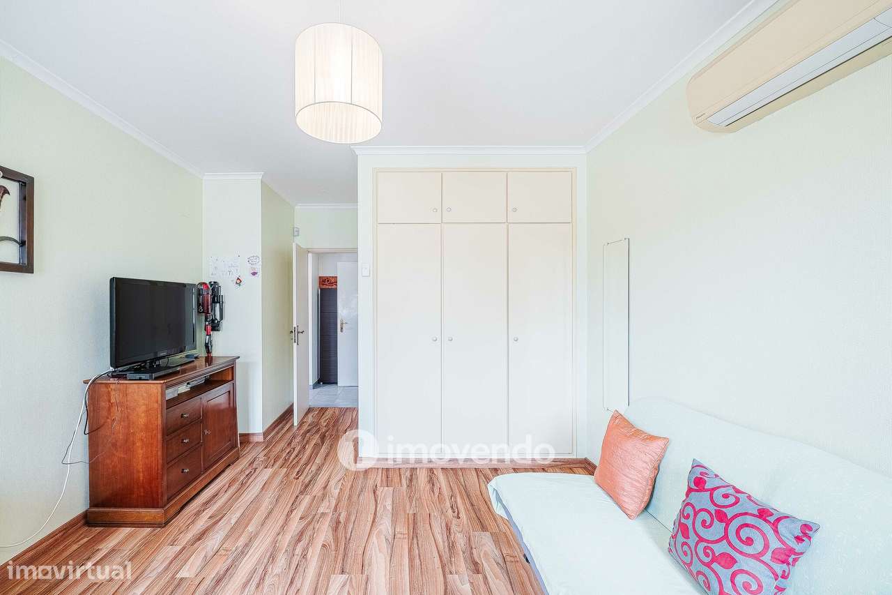 Moradia T4 com garagem e espaço exterior enorme, em Coruche-20