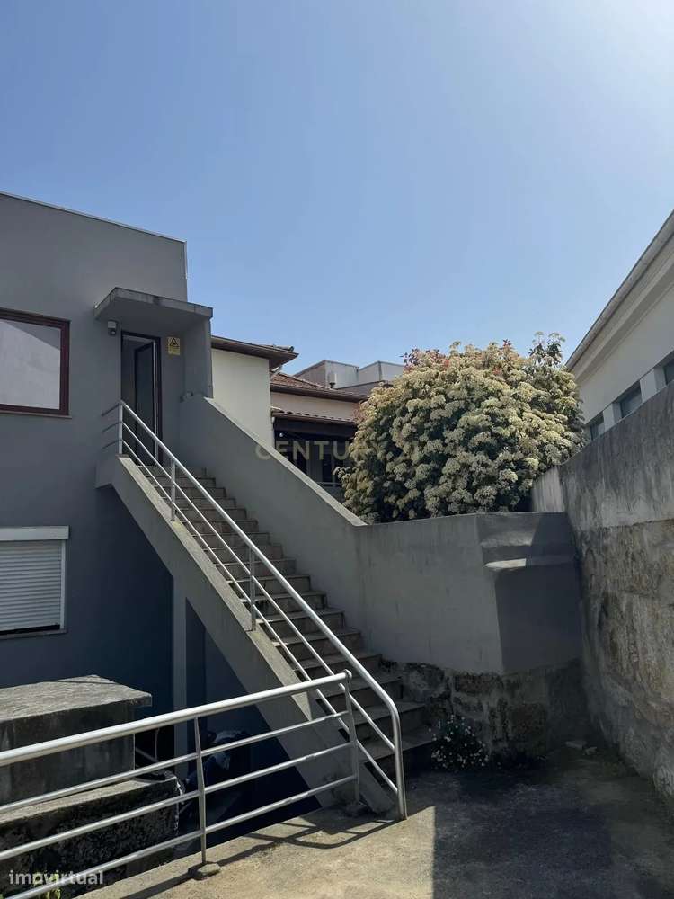 T2 Renovado no centro do Porto – Acesso direto a pátio + arrumo com lu-0