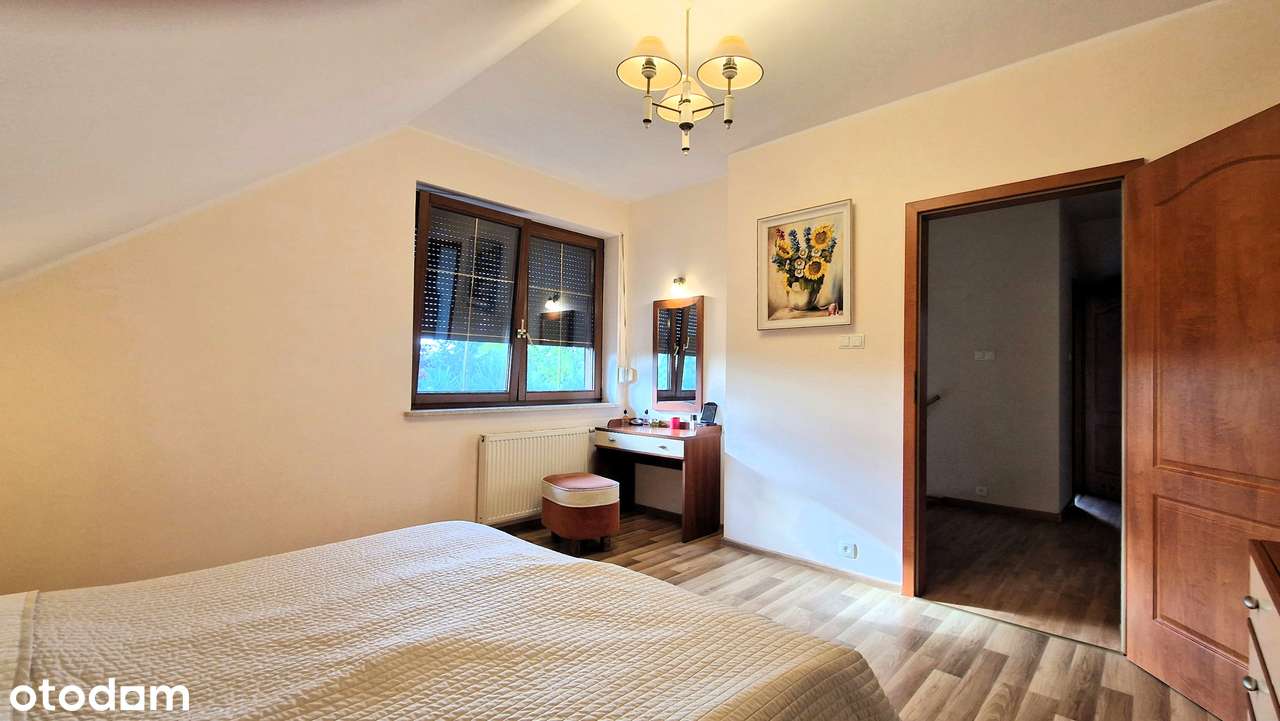 Przestronny bardzo zadbany dom, osobny garaż, zagospodarowany ogród-15